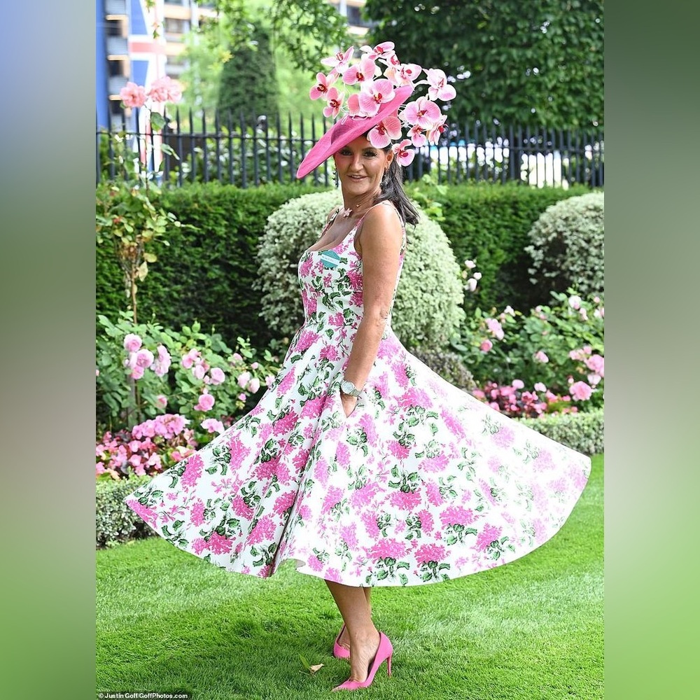 🌸 Stylish Garden Party! Emilia Wickstead
Mara Floral Midi-Dress 🌸